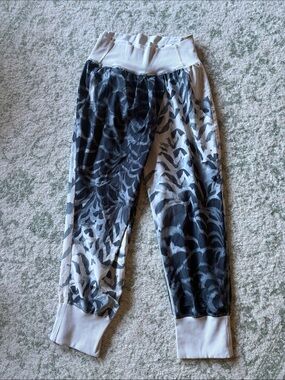 lululemon athletica women’s Black and White Patterned Leggings